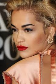 Rita Ora: smart förðun 2013, hárgreiðslur stjarnanna