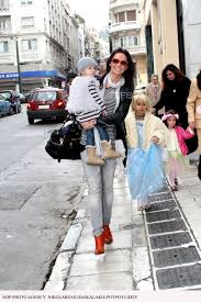 Παιδῐᾱ́ • (paidiā́) f (genitive παιδῐᾶς). Xrhstidoy Maggira Bolta Me Ta Paidia Toys Sto 8eatro Des Fwtografies