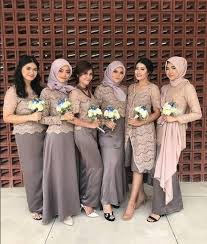 99 model kebaya modern dan muslim kombinasi 2019 Inspirasi Model Kebaya Bridesmaid Terbaru 2019 Enggak Ketinggalan Jaman