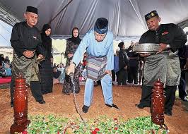 Beliau mengambil alih jawatan itu daripada tan sri muhammad haji muhd taib pada 1997 selepas meletak jawatan sebagai menteri perdagangan dalam negeri dan hal ehwal pengguna. Abu Hassan Saw Great Grandson Before His Death The Star