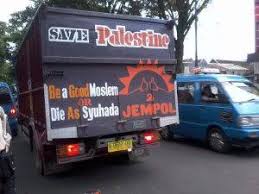 Tulisan di truk yang lucu. Status Status Lucu Dan Galau Di Bak Belakang Mobil Truk Berbagi Tak Pernah Rugi
