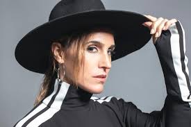 Soledad had at least 1 relationship in the past. Como Soledad Pastorutti Logro El Crossover Del Folklore Manteniendo Sus Raices Billboard