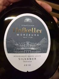 Die südflanke der festung marienberg wird vom imposanten maschikuliturm geprägt. Staatlicher Hofkeller Wurzburger Innere Leiste Silvaner Trocken Vivino