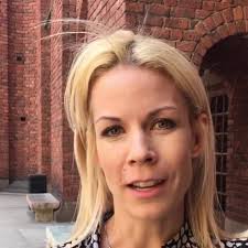 She has a background in economics and communications, and was a member of the swedish riksdag from 2006 until 2010. Anna Konig Jerlmyr Om Larareffekten Lararkanalen