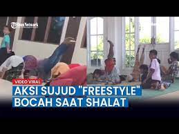 Viral Aksi Sujud Freestyle Bocah Saat Shalat - Kompas.com