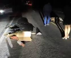 Caminhoneiro atinge traseira de moto e mata duas pessoas em rodovia
