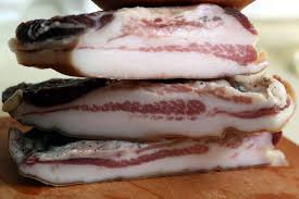 Taglia a tocchi il guanciale e passalo nella farina Il Guanciale Best Food