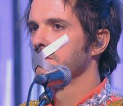 Mélanie page surprend nagui, gêné, dans les bras d'une danseuse de n'oubliez pas les paroles. Un Telespectateur Mecontent De N Oubliez Pas Les Paroles Jeux Televises