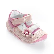 Model, tasarım ve renk bakımından zenginliği ile de birçok çeşit sunmakta. Wstark Yazlik Cicekli Parlak Pembe Hakiki Deri Kiz Bebek Ilk Adim Ayakkabisi 3148