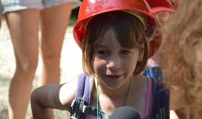 Mit Schutzhelm und Pflaster: Kinder-Akademie-Workshop beim Baumfällen
