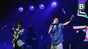 chorus a lupakanlah saja diriku c#m bila itu bisa membuatmu bm g e kembali bersinar dan berpijar seperti dulu kala a caci maki saja diriku c#m bila itu bisa membuatmu bm g e kembali bersinar dan perpijar seperti dulu kala int a d dan. Lirik Lagu Dan Sheila On 7 Ragam Bola Com