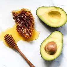 Zerdrücken sie eine halbe avocado und fügen sie ein raues eigelb hinzu. Naturlich Schon Avocado Maske Selber Machen Avocado Maske Peeling Gegen Pickel Avocado