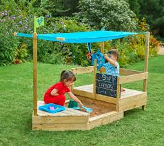Auf diesem außergewöhnlichen klettergestell findet eine vielzahl von kindern platz zum gemeinsamen spiel und abenteuer. Tp Toys Sandkasten Boot Ahoy Piratenschiff Natur Inkl Zubehor Mygardenhome