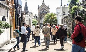 Bares, restaurantes, parques florecientes, feria de artesanos, risas de la gente. Un Paseo Por El Cementerio De La Recoleta Buenos Aires