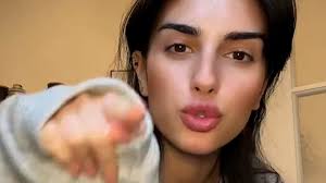 TikTok: Influencerin Nichtsara schimpft über Schweizerdeutsch