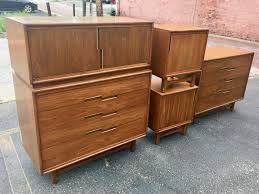 This beautiful vintage modern bedroom set includes two nightstands, a highboy dresser, a lowboy dresser, and a queen size headboard. American Of Martinsville Walnut Bedroom Set Midcentury Bedroom Sets For Sale Sweet Modern Akron Oh