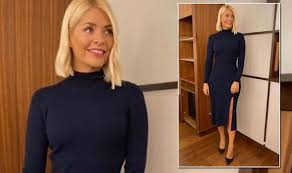 It's monday and holly is wearing a black floral mini dress and black ankle boots. Holly Willoughby This Morning Host Shows Off Incredible Curves In Thigh Slit Dress Celebrity News Showbiz Tv Express Co Uk