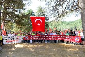 7 dakikalık gösterinin ardından tüm 15 temmuz şehitlerinin fotoğrafları ve isimleri tek tek 25 dakika boyunca gar binası yüzeyinde akmaya devam etti. Q1mss8tn8jgwhm