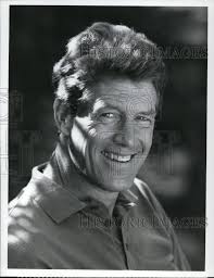 1988 Press Photo Frank Converse stars in Dolphin Cove TV show