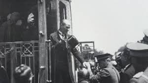 Ataturk Un Daha Once Hic Gorulmemis Fotograflarindan Bir Trenin Ozel Balkonunda Ozel