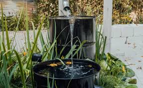 Wer Regen Sammeln Will Macht Mit Einer Klassischen Regentonne Im Garten Nichts Falsch Aber Sie Ist Nicht Die Einzige Moglichke In 2020 Regengarten Regenwasser Garten