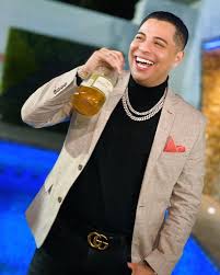 Eduin caz, del grupo firme, tras el desplante de christian nodal, ahora tiene un nuevo dueto para presumir y es con el rey de la taquilla, julión álvarez. Cantante De Grupo Firme Se Somete A Cirugia Experiencias Bandamax