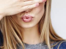 La peau devient rouge, douloureuse, et quelques plaques peuvent apparaître. Sonnenbrand Auf Den Lippen Was Tun Nivea