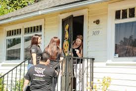 Petsforlife Volunteer Jorge And His Wife And Staff Members Sonia And Alana Go Door To Door In The Boyle Hei Volunteer Los Angeles Neighborhoods Boyle Heights