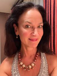 This might be soooo random, but I came over in summer and got a matching  set from the market and I've lost one of the earrings🥹🥹🥹it holds lots of  sentimental value, I