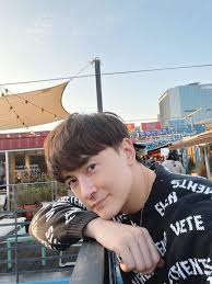 疫情之下已經有兩年多沒有旅行了，想到以前飛的時間總比待在家的時候多很多，最近難得有機會蹭團和朋友的公司員工旅遊去韓國玩。我每天的行程就是跟著吃飯、跟著拍照、跟著逛街、跟著拍照、跟著吃飯🫣。買了一兩件衣服，吃了很多泡菜湯和韓式烤肉，多到回到家都感覺還聞的  ...