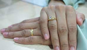 Malah ada juga pasangan yang menyedia dua buah cincin dan biasanya ia terdiri dari cincin merisik (cincin belah rotan) dan cincin batu permata (cincin tunang). My Cincin Dah Ada 2 Ni Merisik Dan Tunang Facebook