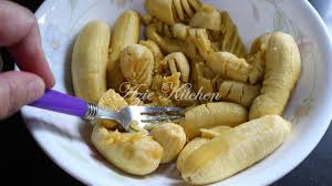 Buang kulit dan lenyekkan pisang. Cekodok Pisang Yang Lembut Dan Sedap Azie Kitchen