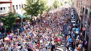 På den ene siden, der trucker frakter. Gigantisk Pride Parade Som 17 Mai Men Uten Alle Reglene Folkebladet