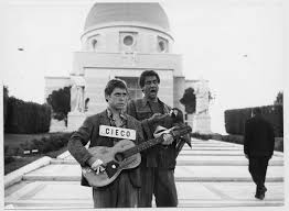 Il film è suddiviso in sedici episodi che raccontano i vizi, le paure e le debolezze degli italiani contemporanei. I Mostri 1963 Imdb
