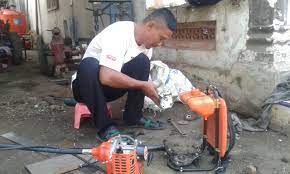 Mesin ini menggunakan bahan bakar campuran bensin dan oli 2 tak dengan kapasitas tangki mencapai 1.2 liter. Pisau Aus Mesin Pemotong Rumput Di Servis