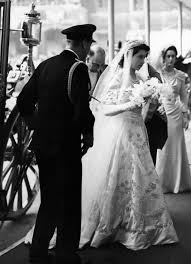 Per la sua visita lampo a roma la regina elisabetta ii ha indossato una bellissima spilla mai vista prima. La Regina Elisabetta Ii E Il Principe Filippo 73 Anni Di Matrimonio Vogue Italia