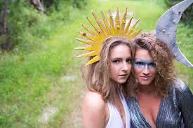 Otomatik tamamlama sonuçları kullanılabilir olduğunda incelemek için yukarı ve aşağı oklarını, seçmek için enter tuşunu kullanın. Halloween Costume Inspiration Sun Moon Eight Pepperberries Sun And Moon Costume Halloween Costumes Halloween Photoshoot