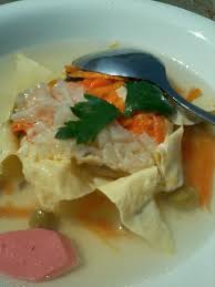 Rasanya sih kurang lebih sama aja seperti sup biasa, tapi isinya aja yang sedikit beda karena semua isinya dibungkus cantik dalam telur dadar yang dibentuk seperti bunga matahari. Sup Matahari Gurih Kuahnya Jangan Dimanipulasi Halaman All Kompasiana Com