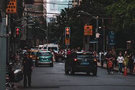 Semáforos rojo, amarillo y verde — imagen de stock. Cuando China Trato De Cambiar El Color De Los Semaforos Porque Usar El Rojo Para Parar Era Anticomunista