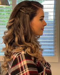 It's wedding and gala season! If you want your hair to be a little extra  this season, opt for a beautiful hair piece or a braided accent ✨ These  ladies look gorgeous!