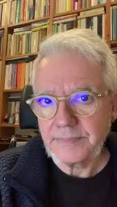 Bon dia, verbívors! Ahir, “El fruit més col·lectiu d’un castell” era PINYA.  Avui dimarts: “Pot ser de porta o de dalt” de 3 lletres.