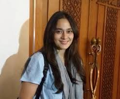 Untuk menilai hasil kerja murid kita perlu mengambil kira beberapa elemen dan prinsip seni reka dalam penilaian kita. Ine Febriyanti Serukan Pentingnya Pembelajaran Seni Dalam Elemen Pendidikan Okezone Celebrity