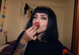 In 2003, laferte, then known as monserrat bustamante, released her first studio album, la chica de rojo.in 2007, laferte decided to start a new chapter in her musical career by moving to mexico city from chile, recording an album in 2009, which was released two years later titled. El Zocco Auf Twitter Biutiful De Mon Laferte La Belleza Es Cuestion De Actitud Https T Co Jtwhfmod5d Biutiful Monlaferte
