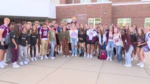 Mishawaka students welcome younger kids to school with 'Fist Bump Fridays'