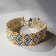 Misez sur l'originalité avec ce bracelet jonc orné d'un tube tissé de perles miyuki. Bracelet Manchette Bracelet Tisse Tissage De Perles Un Grand Marche