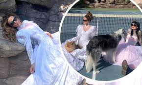 Kate beckinsale put on a leggy display as she attended an outdoor screening of fast and furious 9 to benefit the charlize theron. Kate Beckinsale Delights Fans As She Poses For A Shoot In A Voluminous 80s Style Wedding Dress Daily Mail Online