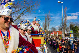 > aus der fraktion > kunstwürfel. 10 000 Narren Umjubeln Akk Umzug In Kostheim Und Kastel Kcv Kostheimer Carneval Verein 1923 E V