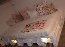 12 Kreative Ideen Fur Diy Bett Palettenbett Bett Aus Paletten Mobel Aus Paletten