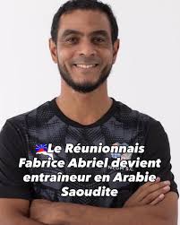 🇷🇪🙏Le cœur lourd mais plein d'espoir. Ce samedi soir, Inès, 10 ans, a  quitté La Réunion pour rejoindre la Métropole où elle doit subir une  opération cardiaque décisive. La fillette, qui a
