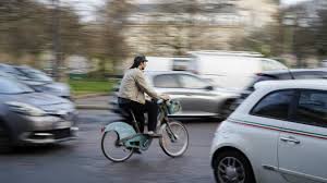 Photo un cycliste poignardé par un automobiliste après un différend